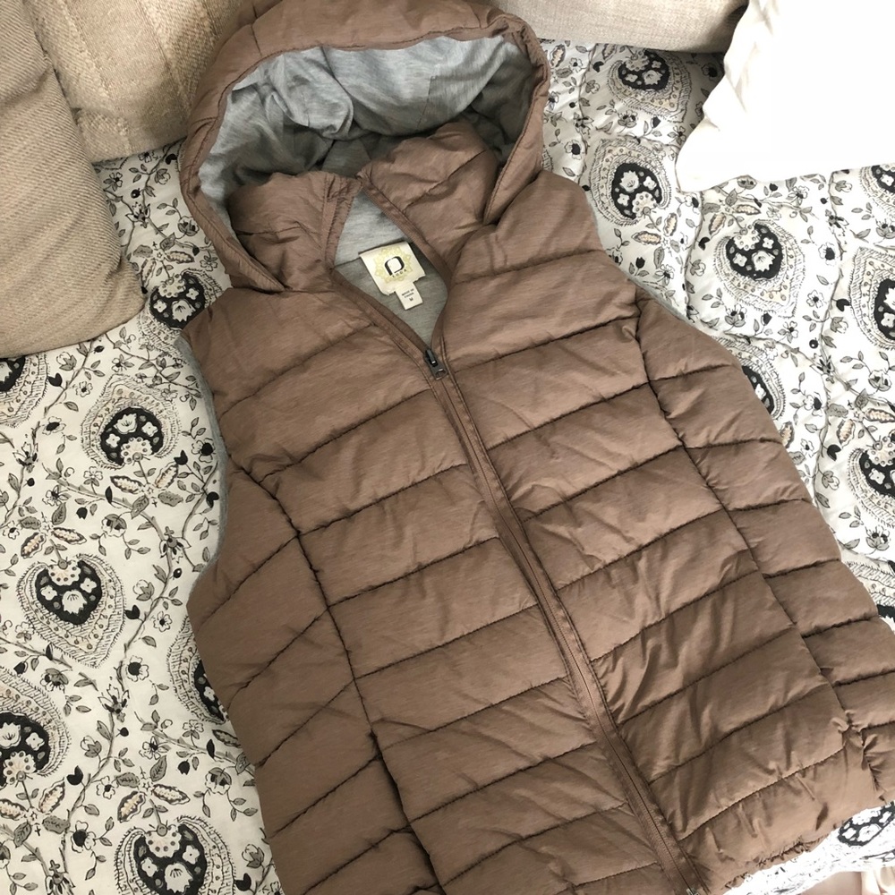 Women’s puffer vest; M